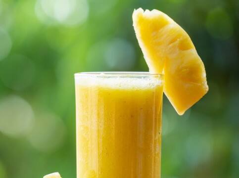 पाइनएप्पल जूस: पाइनएप्पल जूस में नैचुरल एसिड ज्यादा होता है। इसकी ओवरकंसंप्शन से पेट में जलन, एसिडिटी और दांतों के इनैमल को नुकसान होता है.
