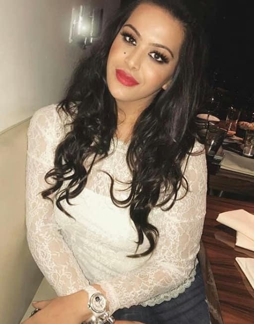 In this picture too, Trisha is looking very cute. He is wearing a white top and his beauty is coming out in minimal makeup too.