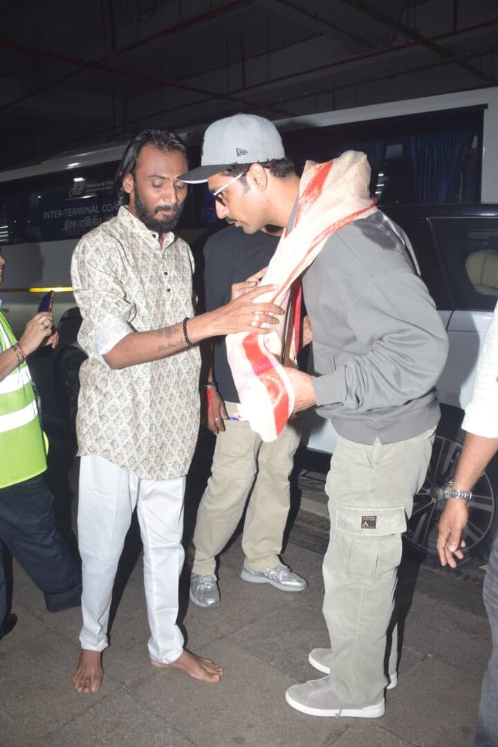 Vicky Kaushal was also honored by fans at the airport.