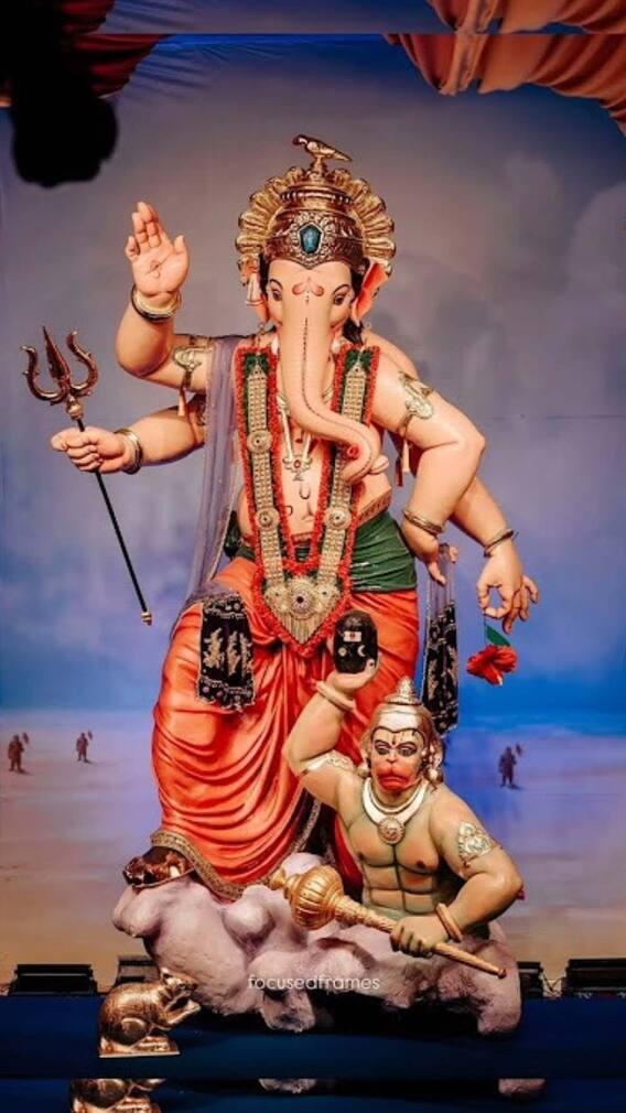 मुंबईच्या राजाचं प्रथम दर्शन घेतलंत का?