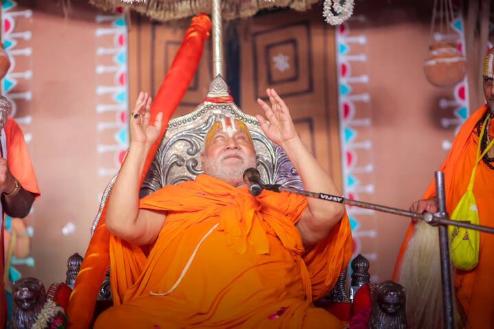 Rambhadracharya is not only a religious scholar but also a linguist. He has deep knowledge of many other languages ​​besides Hindi and Sanskrit. It is said that they know about 22 languages. These include Hindi, Sanskrit, Urdu, Awadhi, Brajbhasha, Maithili, English and other Indian languages.
