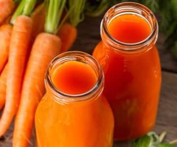 कैरेट जूस: गाजर हेल्दी है, लेकिन रोजाना ज्यादा कैरेट जूस पीने से बॉडी में बीटा-कैरोटीन की ओवरडोज हो जाती है जिससे स्किन पीली दिखने लगती है और लिवर पर दबाव पड़ता है.
