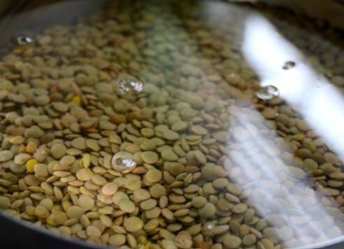 दाल को भिगोकर रखें: दाल को पकाने से पहले कम से कम 30 से 40 मिनट तक पानी में भिगोकर रखें। इससे दाल नरम हो जाती है और कुकर में जल्दी पकती है.