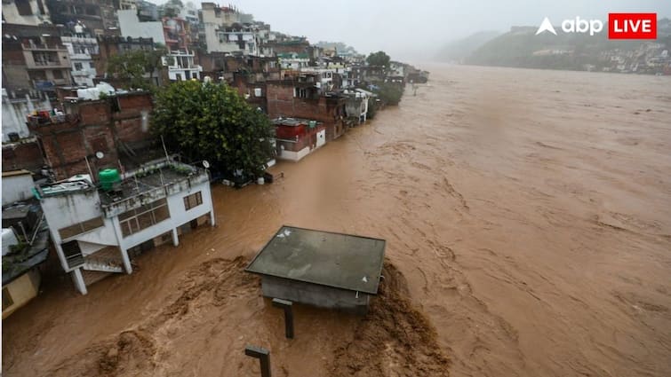 <div>Rain Continues To Batter J&K; Floods, Landslides Keep Vaishno Devi Yatra Suspended For 11th Day In Row</div>