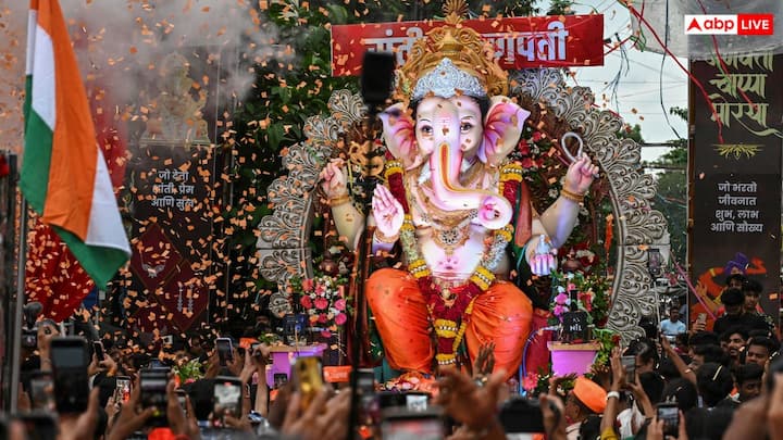 Happy Ganesh Chaturthi: मुंबई पुलिस ने 27 अगस्त से 6 सितंबर तक होने वाले गणेशोत्सव के लिए सुरक्षा बढ़ा दी है. 18 हजार से अधिक जवानों की तैनाती के साथ ट्रैफिक बदलाव और विशेष सतर्कता की अपील की गई है.