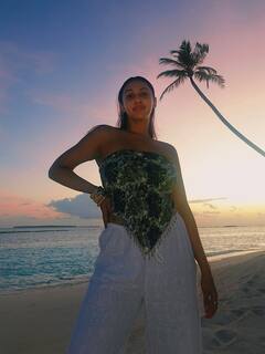 Inside Alia Bhatt & Akansha Ranjan’s Beach Holiday With Moms Soni Razdan, Anu Ranjan