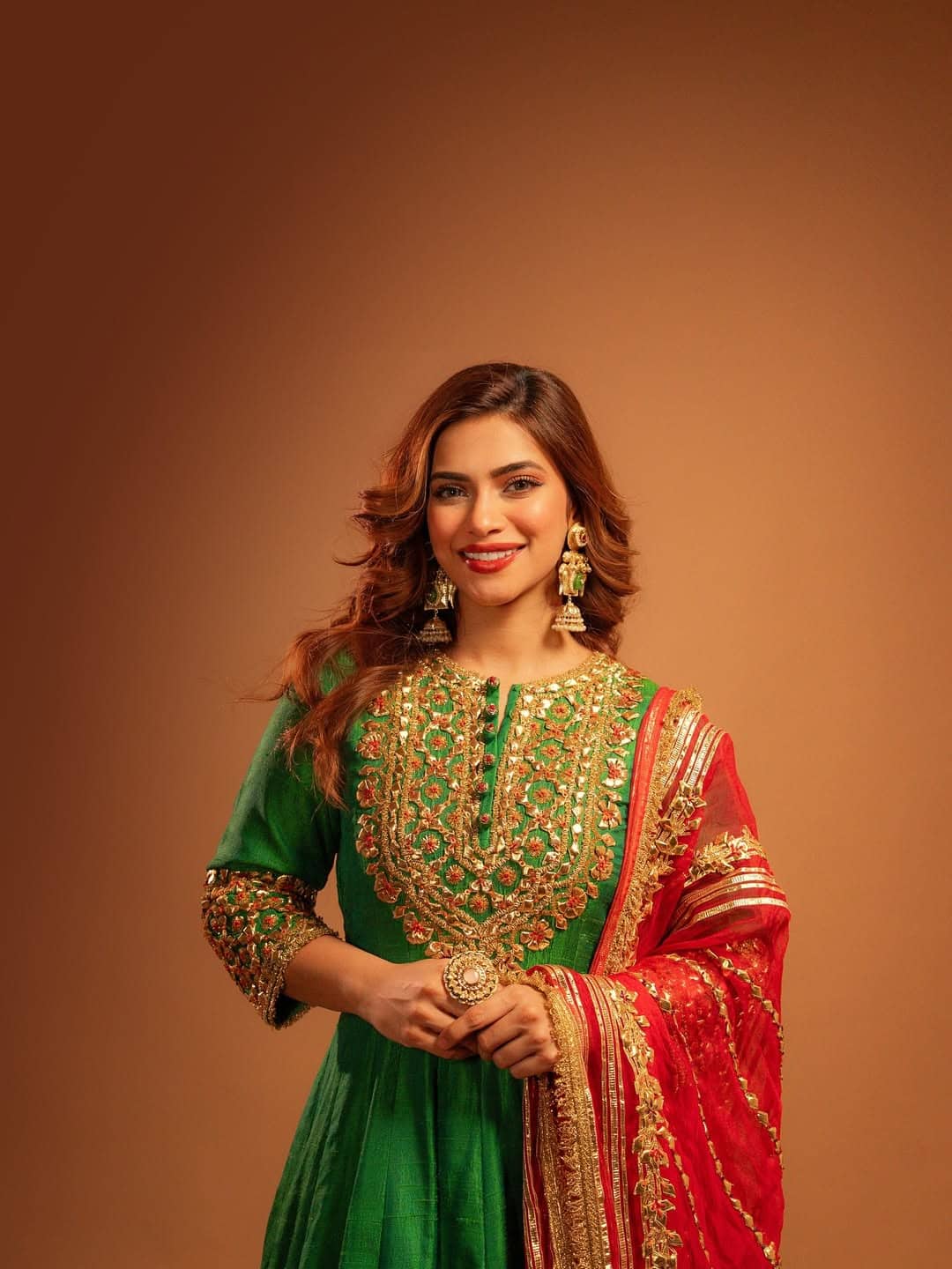 In this look, Nagma Mirajkar is wearing a heavy embroidery suit of green color, on which golden thread and sequin work has been done. With this, he has carried with the Red Dupatta Golden Border. Earring, ring and open wavy hairstyle are making this traditional look even more beautiful.