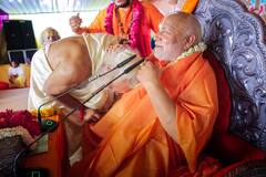 कितने पढ़े-लिखे हैं प्रेमानंद महाराज को चुनौती देने वाले रामभद्राचार्य, जानें उन्हें कितनी भाषाओं का ज्ञान?