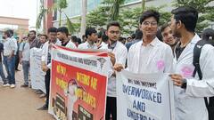 पटना में जूनियर डॉक्टरों की अनिश्चितकालीन हड़ताल, PMCH में किया प्रदर्शन, OPD सेवा ठप