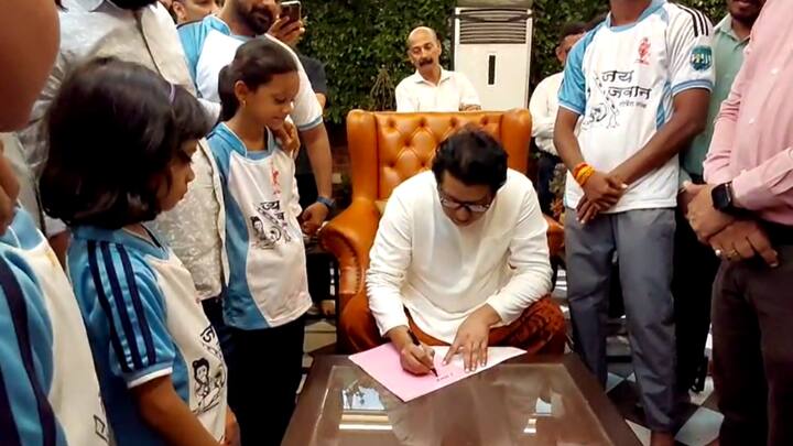 अर्धा तास राज ठाकरे यांनी तिला प्रत्येक पथकातील मुलांशी त्यांनी संवाद साधला. राज ठाकरे यांनी मुलांना विचारलं कोण कितव्या थरावर असतं?