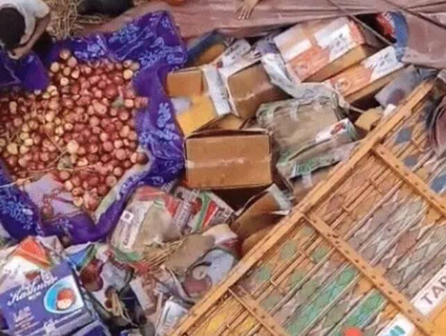 Ludhiana Apple Truck Overturned at Sherpur chownk ਲੁਧਿਆਣਾ 'ਚ ਪਲਟਿਆ ਸੇਬਾਂ ਦਾ ਟਰੱਕ, ਦੋ ਜਾਨਾਂ ਬਚਾਉਣ ਦੇ ਚੱਕਰ 'ਚ ਵਾਪਰਿਆ ਹਾਦਸਾ