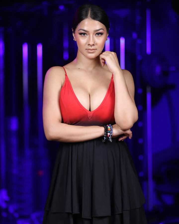 नमृता मल्ला ने भोजपुरी फिल्मों के साथ-साथ म्यूजिक वीडियोज़ में भी काम किया है, जहां उनके स्टाइलिश अंदाज़ को दर्शकों ने बेहद पसंद किया. उनकी खासियत यह है कि वह सिर्फ बड़े पर्दे तक ही सीमित नहीं रहतीं, बल्कि सोशल मीडिया पर भी हमेशा छाई रहती हैं.