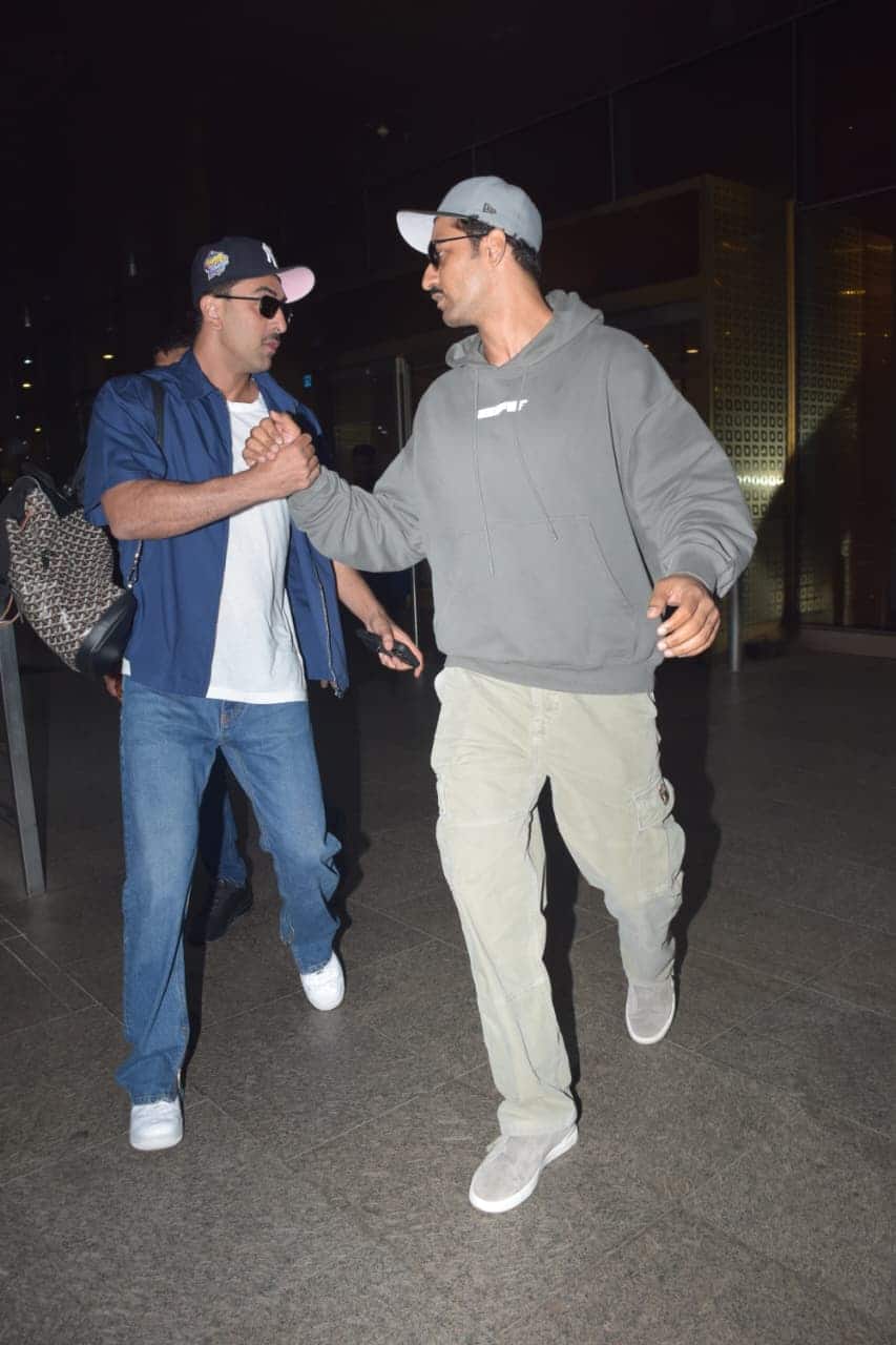 At the same time, Ranbir and Vicky also hugged each other before going home. Photos of both are becoming viral on social media.