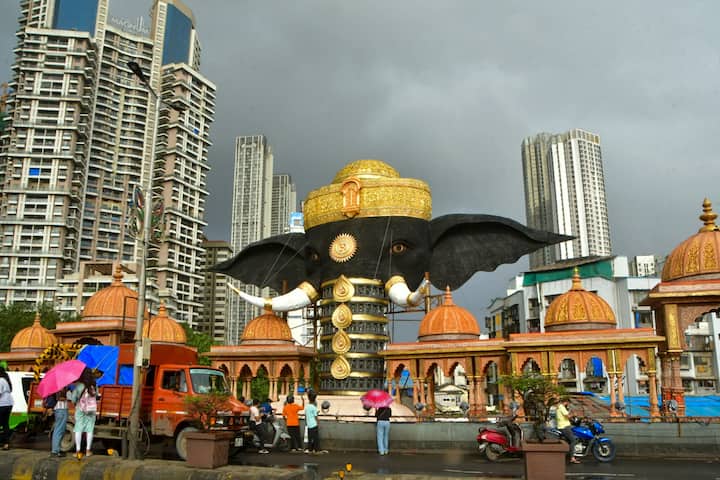 मुंबई पुलिस ने ट्रैफिक में बदलाव, वैकल्पिक मार्ग और डायवर्जन की सूची जारी की है. भीड़भाड़ वाले इलाकों में संयम बरतने और किसी भी संदिग्ध वस्तु या गतिविधि की तुरंत सूचना पुलिस को देने की अपील की गई है.