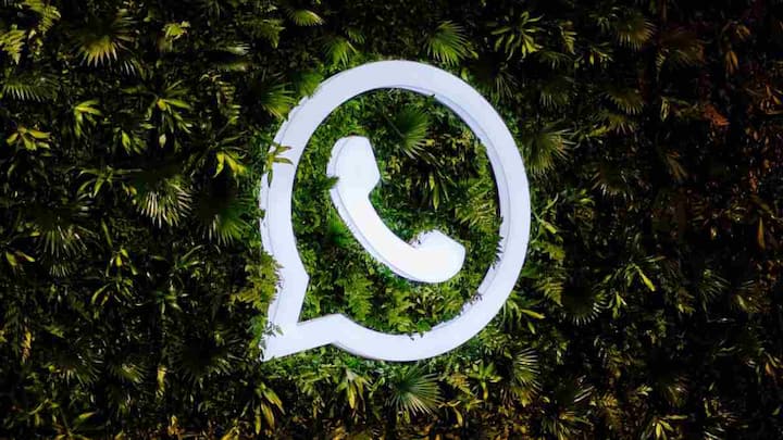Whatsapp Tips: अक्सर ऐसा होता है कि हम व्हाट्सऐप पर किसी का नंबर सेव करते हैं, लेकिन वह हमारे फोन की कॉन्टैक्ट लिस्ट में दिखाई ही नहीं देता. अगर आपके साथ भी ऐसा हो रहा है तो घबराने की जरूरत नहीं है.
