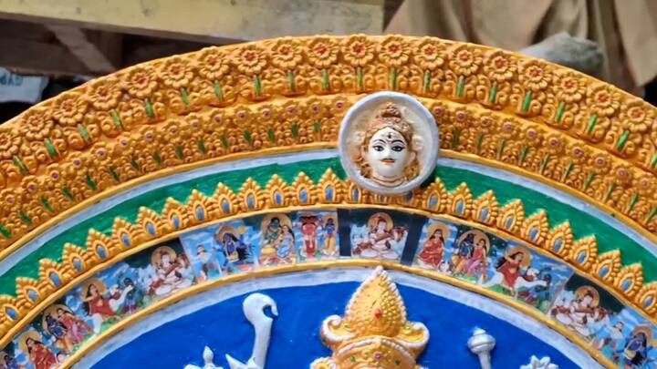 ২০-২৫ দিন লেগেছে কাজ শেষ করতে। অন্য কাজ বন্ধ করে এই কাজটা শেষ করেছেন নাওয়া-খাওয়া ভুলে । মাটির মূর্তি করে সেটা প্ল্যাস্টার প্যারিসে ছাঁচ বা ডাইস করে তারপর ফাইবার গ্লাস ঢেলে মূর্তি করা হয়।