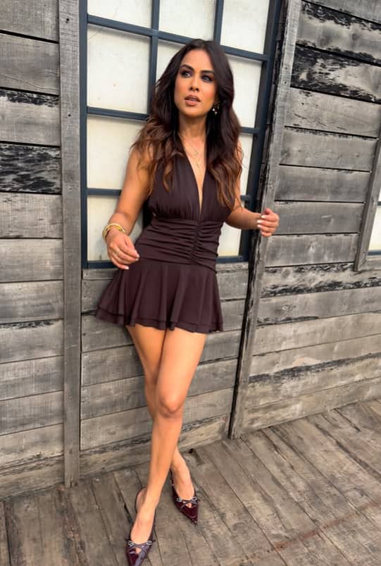Nia looks quite gorgeous in this short dress. His style is also amazing from above.