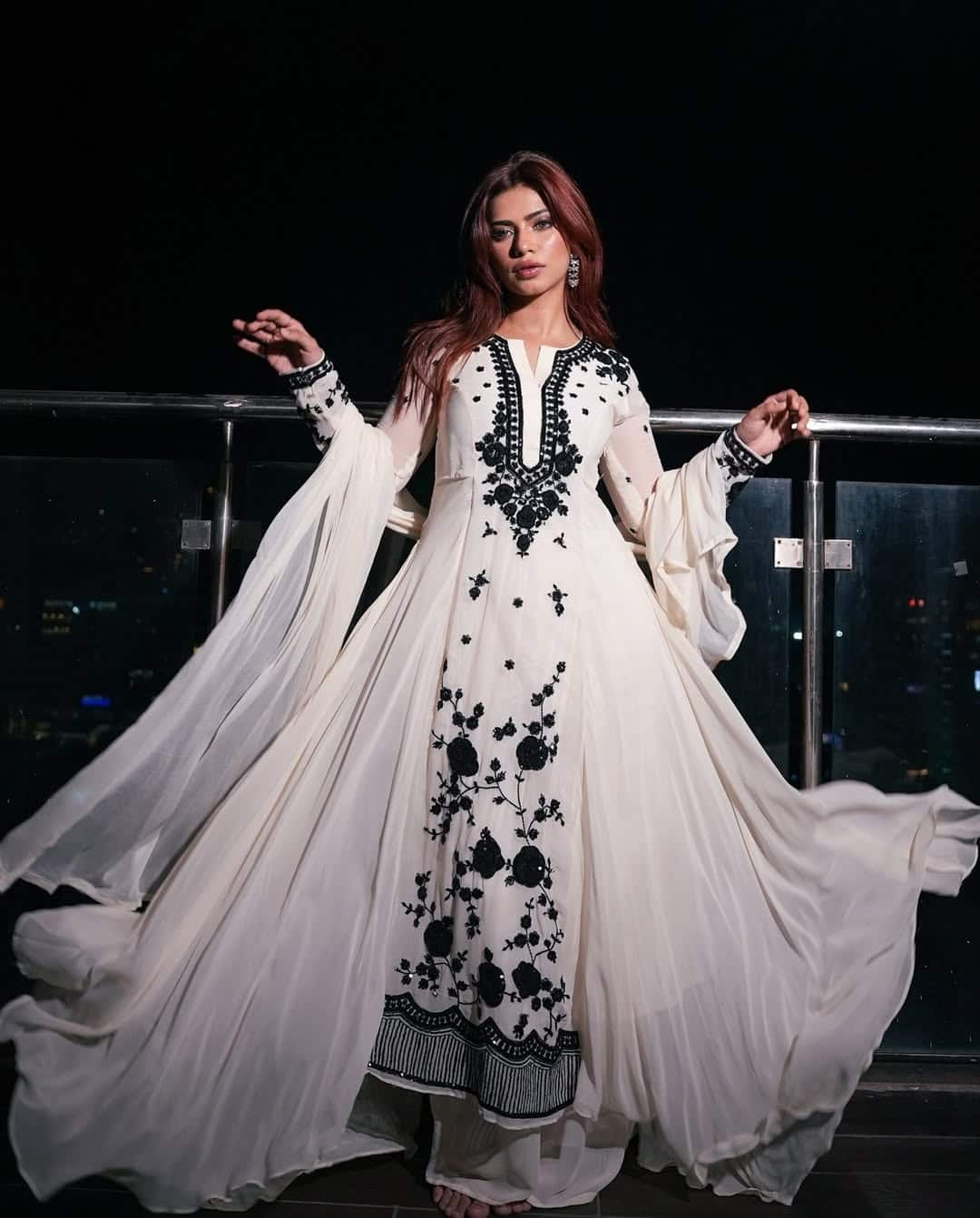 In this picture, Nagma Mirajkar is wearing a white floor-length suit, on which black embroidery and sequin have been detailed. The flared sleeves and waving dress of the outfit are giving them a completely royal and diva-look.