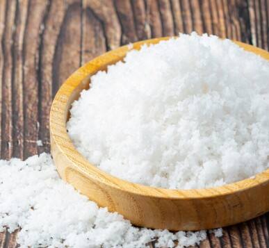 नमक बाद में डालें: कई लोग दाल पकाते समय शुरू में ही नमक डाल देते हैं. इससे दाल सख्त हो जाती है और जल्दी नहीं गलती. नमक हमेशा दाल पक जाने के बाद डालें.