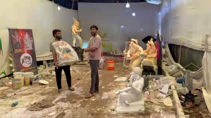 डोंबिवली पश्चिमेतील फुले रोडवरील आनंदी कला केंद्राचा मूर्तिकार पळून गेल्याने गणेशभक्तांची पंचाईत झाली आहे.