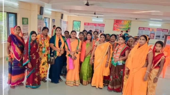 बिहार में महिलाओं के लिए जीविका दीदी एक योजना नहीं. बल्कि आत्मनिर्भर बनने का रास्ता है. यहां महिलाएं जीविका दीदी के रूप में जुड़कर अपनी पहचान बना सकती हैं. गांव-गांव में चल रही इस पहल का मकसद है कि महिलाएं अपने पैरों पर खड़ी हों और घर-परिवार से लेकर समाज में भी मजबूत भूमिका निभा सकें.