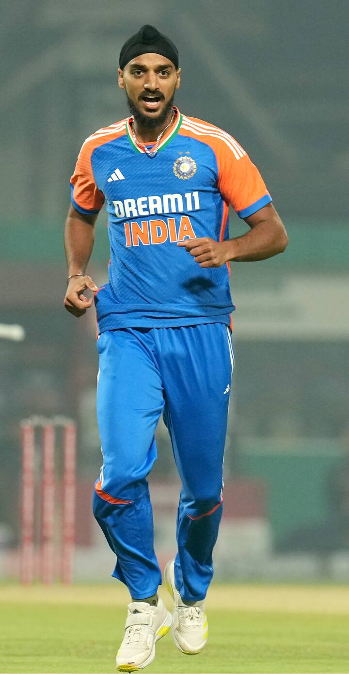 भारतीय तेज गेंदबाज अर्शदीप सिंह इस लिस्ट में सातवें स्थान पर हैं. अर्शदीप जल्द ही इस लिस्ट में और ऊपर हो जाएंगे. अर्शदीप ने अब तक 218.2 ओवर फेंके हैं.