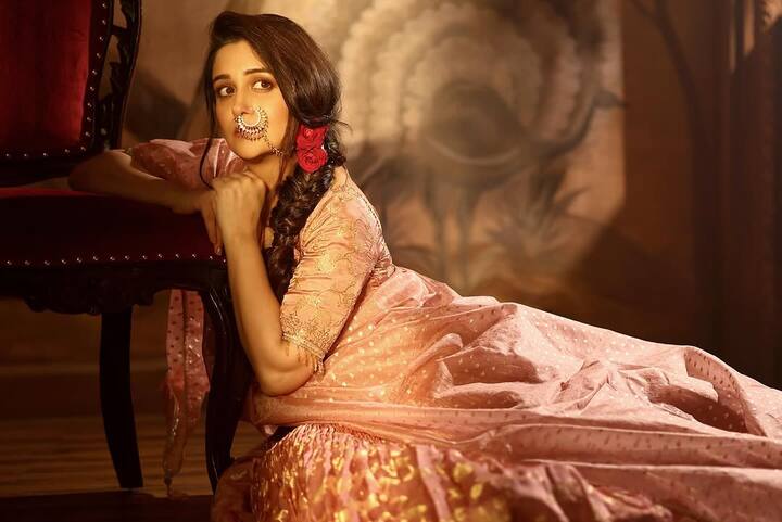 While sharing the post, he wrote in the caption, 'Modern world vintage sol' and photos of the actress in just a few hours of sharing photos have gone viral on social media and people are seen showering their love fiercely on it.