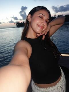 Inside Alia Bhatt & Akansha Ranjan’s Beach Holiday With Moms Soni Razdan, Anu Ranjan