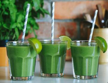 डिटॉक्स ग्रीन जूस: डिटॉक्स के नाम पर लोग ग्रीन जूस पीते हैं. लेकिन रोज़ाना और ज्यादा मात्रा में इसे पीना बॉडी में ज़रूरी न्यूट्रिएंट्स की कमी और पाचन समस्याएं पैदा कर सकता है.