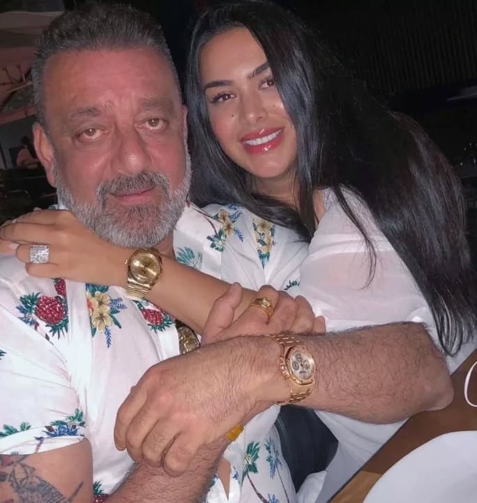 Trishala looks very cute in every look. In this photo too, she is amazing with her smile.