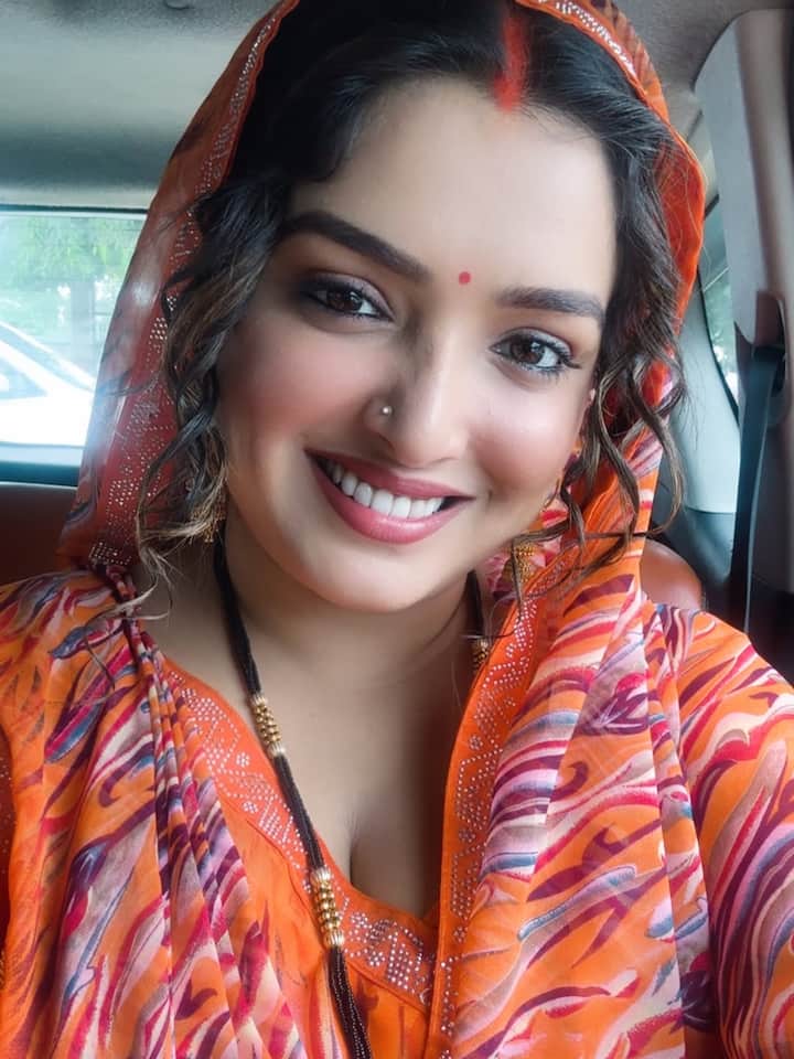 आम्रपाली दुबे ने भी सोशल मीडिया पर तीज की शुभकामनाएं देते हुए अपनी खास तस्वीर शेयर की है. माथे पर सिंदर लगाए और मुस्कुराते हुए उन्होंने फैंस को तीज की बधाई दी है. फैंस भी एक्ट्रेस की खूबसूरती के एक बार फिर कायल हो गए हैं.