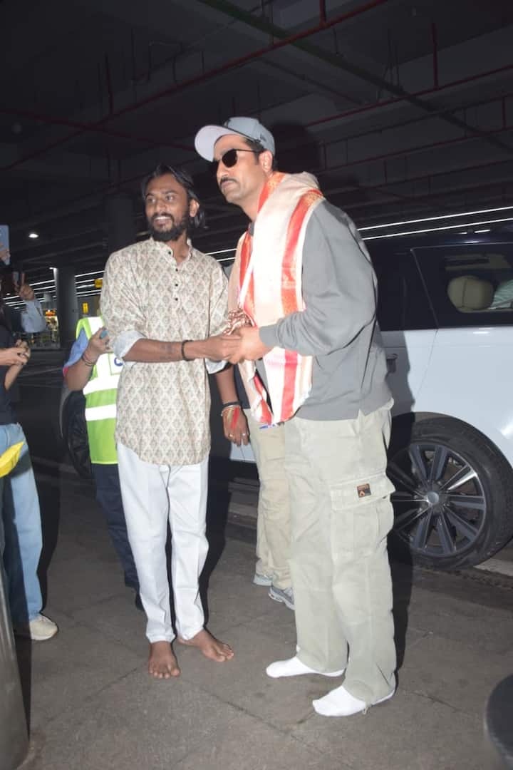 After this, Vicky Kaushal also clicked the picture with the fans.