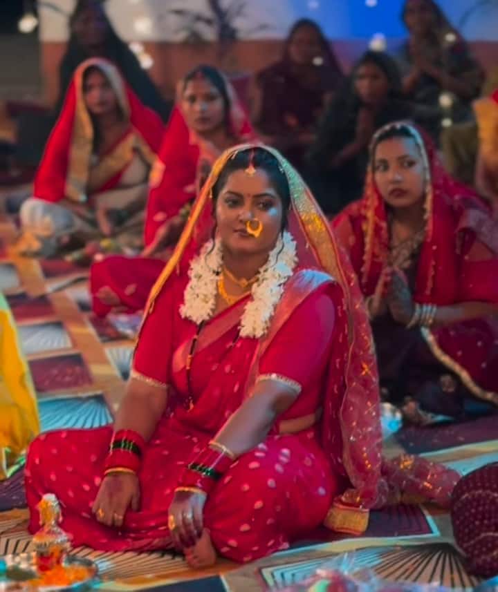 भोजपुरी इंडस्ट्री की पॉपुलर एक्ट्रेस अंजना सिंह ने भी तीज मनाते हुए अपना वीडियो सोशल मीडिया पर शेयर किया है. इस वीडियो में हरतालिका तीज का माहौल दर्शाया गया जिसमें एक्ट्रेस बाकी की महिलाओं के साथ पूजा करते नजर आ रही हैं. हाथों में चूड़ी, मांग में सिंदूर और बालों में गजरा लगाए अंजना सिंह बेहद खूबसूरत लग रही हैं. लाल रंग की साड़ी और नाक में नथ उनपर खूब जच रहा है.