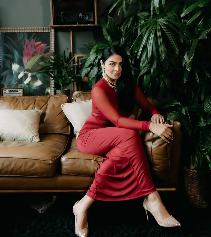 In this picture, Neeru Bajwa is seen in a red color full sleeves bodycon dress. He has completed the look with simple necklace and heels, giving them a very elegant and graceful touch.