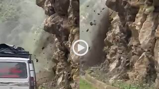 पहाड़ों से अचानक बरसने लगे पत्थर, बैक होकर कार सवारों ने बचाई जान, वीडियो वायरल