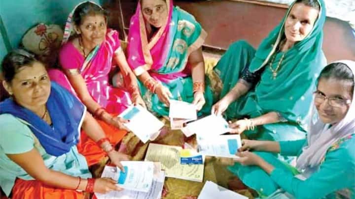 जीविका दीदी बनने के लिए महिलाओं को स्वयं सहायता समूह से जुड़ना पड़ता है. यह समूह गांवों में मिलकर काम करने वाले महिला समूह होते हैं. जो बचतऔर छोटे-छोटे कारोबार से शुरू होकर आगे बड़े स्तर पर काम करते हैं. लेकिन आपको बता दें महिलाओं के इसमें सीधे वेतन नहीं मिलता है.