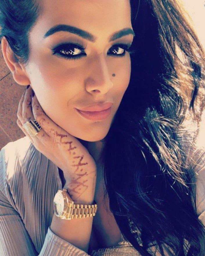 इस तस्वीर में त्रिशला दत्त काफी अट्रैक्टिव लग रही हैं. उनकी बड़ी-बड़ी आंखें उनकी खूबसूरती में चार चांद लगा रही हैं.