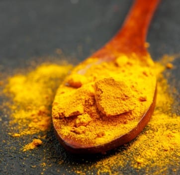 हल्दी और तेल डालें: दाल पकाते समय उसमें हल्की सी हल्दी और एक चम्मच तेल डालें. इससे दाल जल्दी गलती है और स्वाद भी बढ़ जाता है.