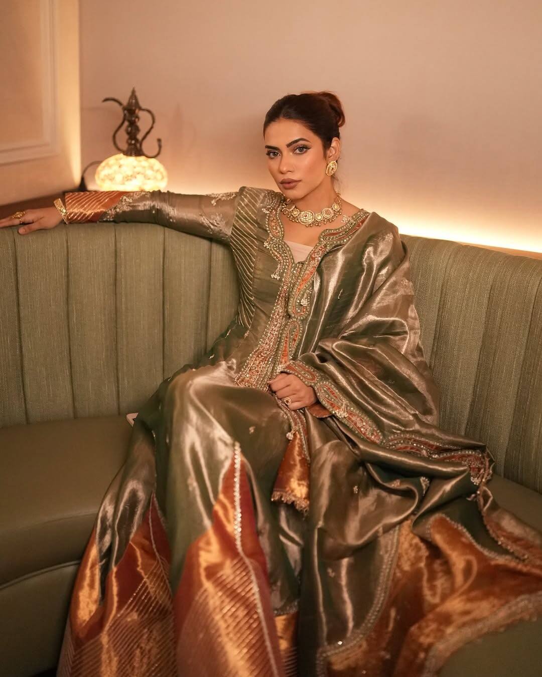 In this picture, Nagma Mirajkar is wearing a silk suit of copper-bone shade, on which the golden border and traditional work has been done, with which he has done matching dupatta and heavy jewelery carrying. Ban hairstyle and nude makeup is making her look even more royal.