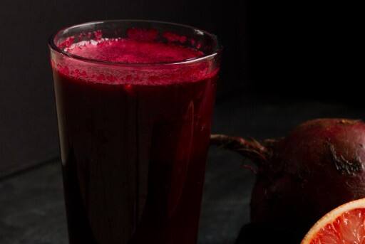 बीटरूट जूस: बीटरूट जूस ब्लड प्रेशर कंट्रोल करता है, लेकिन ज्यादा पीने से यह लो ब्लड प्रेशर और किडनी स्टोन का रिस्क बढ़ा सकता है.