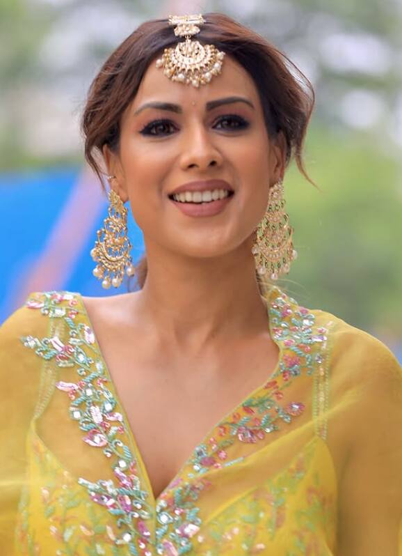 Nia Indian outfits also seem to be the beautiful of Bala. In this yellow color dress, earrings in the ears and decorating the vaccine on the forehead are looking very beautiful.