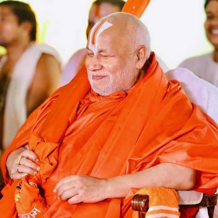 रामभद्राचार्य ने पढ़ाई-लिखाई के क्षेत्र में मिसाल कायम की. उन्होंने संस्कृत, वेद, उपनिषद, पुराण और रामायण जैसे ग्रंथों का गहरा अध्ययन किया. उन्हें वेदांताचार्य, कवि और वक्ता के रूप में भी जाना जाता है.