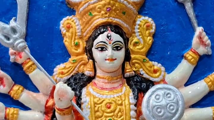 পুজোর বাকি আর মাত্র কয়েকটা দিন। রবিবার বর্ধমান থেকে কানাডার অন্টারিও-র উদ্দেশ্যে পাড়ি  দিল বর্ধমানের মৃৎশিল্পীর হাতে তৈরী দুর্গা প্রতিমা।