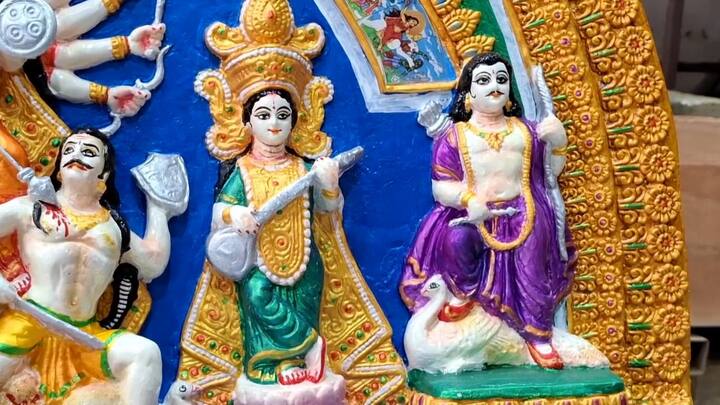 সিদ্ধার্থ পাল পশ্চিমবঙ্গের অধিকাংশ জেলায় কাজ করেছেন। কিন্তু বিদেশে দুর্গা প্রতিমা পাঠানো তাঁর এই প্রথম। তিনি জানিয়েছেন, ৫-৬ বছর আগে নরওয়েতে লক্ষ্মী ও সরস্বতী এবং ১৫ বছর আগে আমেরিকায় শিব পাঠিয়েছিলেন।