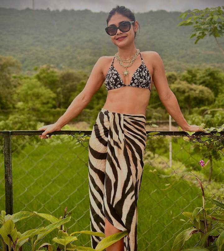 Sreejita de Bala looks beautiful in this outfit Black and White. While enjoying the monsoon, he has shared many pictures in different pose on social media.