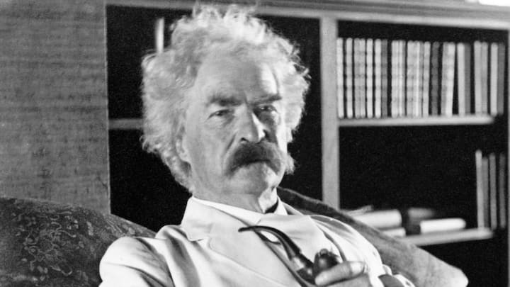 গ্রহ-নক্ষত্রের অবস্থান বিচার করে জ্যোতিষীরা ভবিষ্যৎ বলে দিতে পারেন বলে বিশ্বাস করেন অনেকেই। কিন্তু কিংবদন্তি সাহিত্যিক অনেক আগেই নিজের ভবিষ্যৎ বলে দিতে পেরেছিলেন। হাওয়ায় ভাসিয়ে দেওয়া তত্ত্ব নয়, একেবারে মহাজাগতিক ঘটনার সঙ্গে জুড়ে দিয়েছিলেন তিনি, যা অক্ষরে অক্ষরে ফলেও গিয়েছিল।