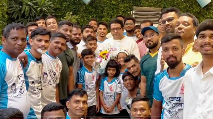 यावेळी राज ठाकरे यांनी जय जवान पथकाच्या चिमुकल्या गोविंदांशी संवाद साधला.