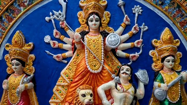 ৪-৬ মিলিমিটার পুরু, ফাইবার গ্লাসের তৈরি দুর্গাপ্রতিমা, ৩০ ইঞ্চি চওড়া এবং ২০ ইঞ্চি লম্বা। শিল্পী সিদ্ধার্থ পাল জানিয়েছেন, নদিয়ার শান্তিপুরে তাঁর এক আত্মীয় কানাডায় পোষাক রফতানি করেন। সেই সূত্রেই অর্ডার পাওয়া।