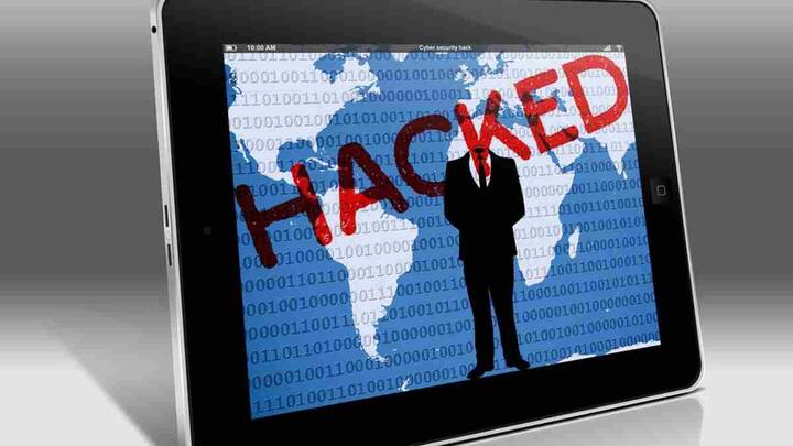 Smartphone Hacked: आजकल स्मार्टफोन हमारी ज़िंदगी का सबसे अहम हिस्सा बन चुका है. बैंकिंग से लेकर सोशल मीडिया और पर्सनल चैट्स तक, लगभग हर ज़रूरी जानकारी इसी डिवाइस में होती है.