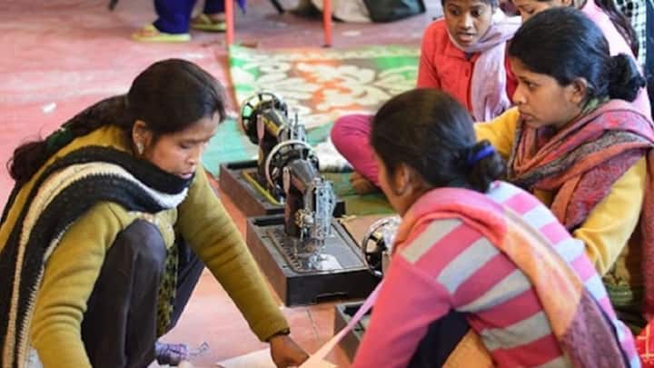 लोन चुकाने के लिए समय सीमा भी तय की गई है. जिससे महिलाओं पर ज्यादा दबाव न पड़े और वह आराम से किस्त चुका सकें. नियमों के मुताबिक 15 हजार रुपये का लोन एक साल में चुकाना होगा. 75 हजार रुपये का लोन चुकाने के लिए दो साल का समय दिया जाएगा जबकि दो लाख रुपये के लोन को तीन साल में चुकाना होगा.